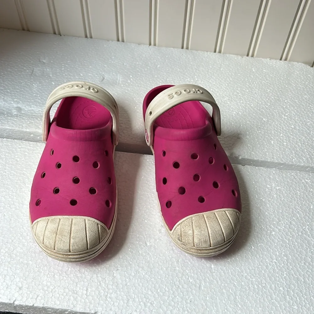 𝅺Crocs kids slip in sandal w/ back strap rubber shoe size 2 pink white